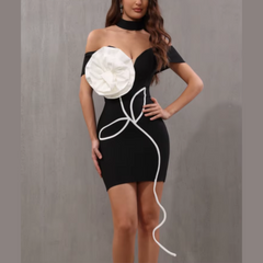 IMOGEN - Vestido de mini vendaje de flores negras y de hombro