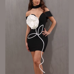 IMOGEN - Vestido de mini vendaje de flores negras y de hombro