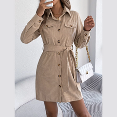Capri – Beiges Cord-Mini-Hemdkleid mit Gürtel