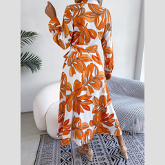 Inaya – Orangefarbenes Midikleid mit Blumenmuster und Knopfleiste