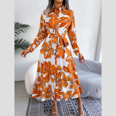 Inaya – Orangefarbenes Midikleid mit Blumenmuster und Knopfleiste