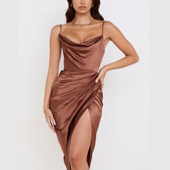 Tammy – Braunes, drapiertes Midikleid aus Satin mit Schlitz