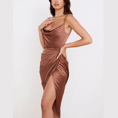 Tammy – Braunes, drapiertes Midikleid aus Satin mit Schlitz
