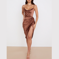 Tammy – Braunes, drapiertes Midikleid aus Satin mit Schlitz
