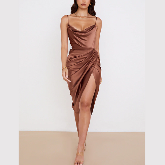 Tammy – Braunes, drapiertes Midikleid aus Satin mit Schlitz