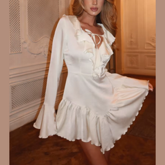 Kennedy – Weißes Minikleid mit V-Ausschnitt und Rüschen