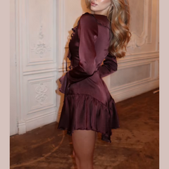 Kennedy – Braunes Minikleid mit V-Ausschnitt und Rüschen