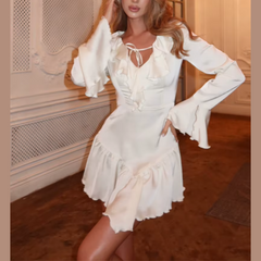 Kennedy – Weißes Minikleid mit V-Ausschnitt und Rüschen