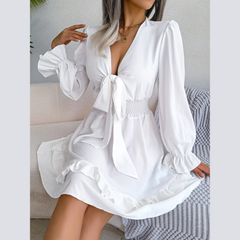 Sadie – Weißes Minikleid mit gesmokten Rüschen an der Taille