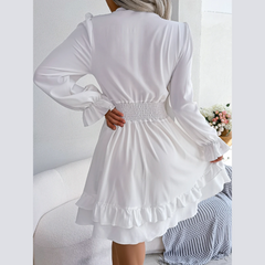 Sadie – Weißes Minikleid mit gesmokten Rüschen an der Taille