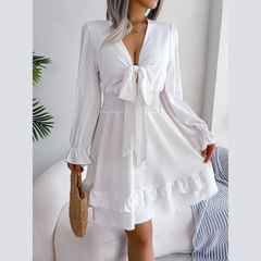 Sadie – Weißes Minikleid mit gesmokten Rüschen an der Taille