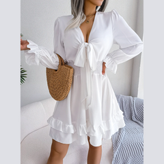 Sadie – Weißes Minikleid mit gesmokten Rüschen an der Taille